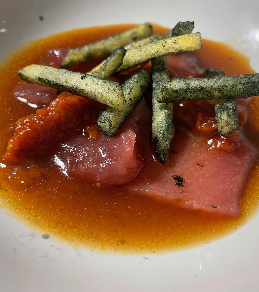 Tiradito de atún con su caldo y patatas  deshidratadas.