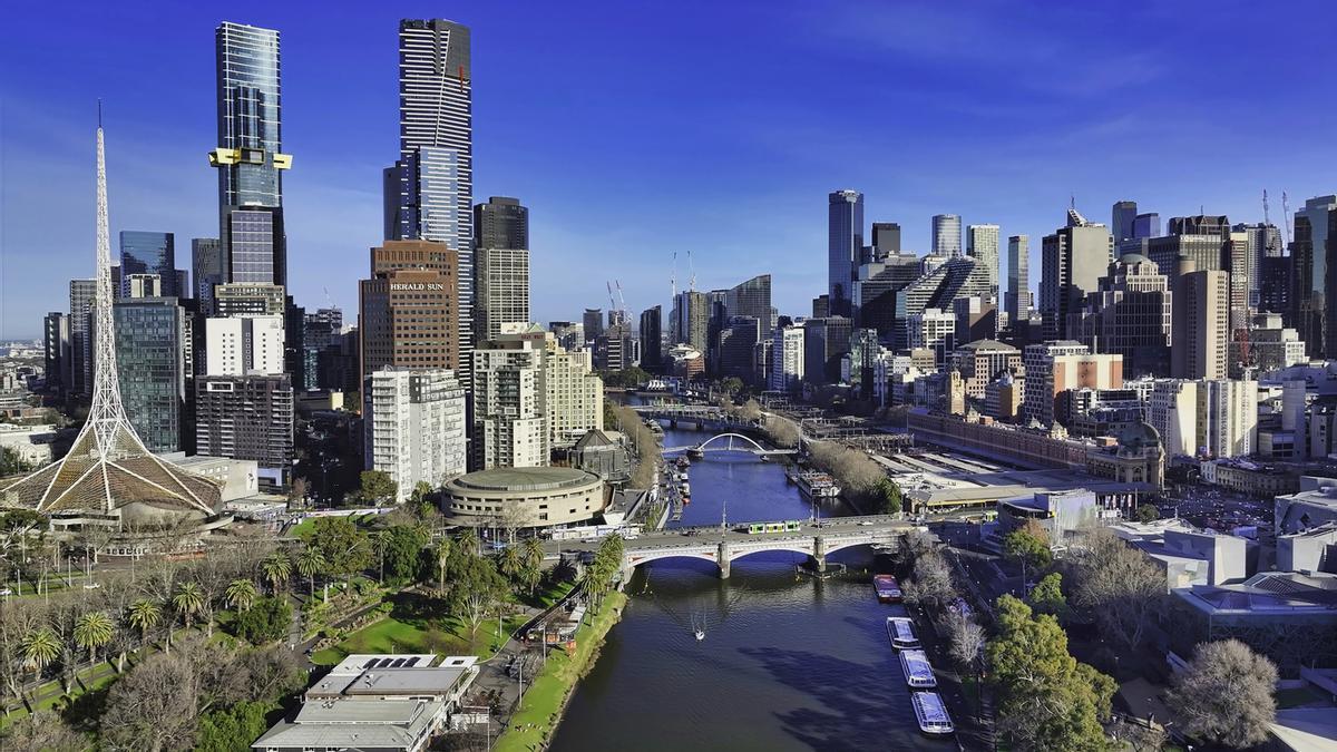 Melbourne es la capital cultural y deportiva de Australia. Reconocida habitualmente como la mejor ciudad del mundo para vivir, destaca por su red de tranvías gratuitos, su clima impredecible donde puedes vivir las 4 estaciones en un solo día, y un pasado marcado por la fiebre del oro que la hizo temporalmente la metrópoli más rica del planeta