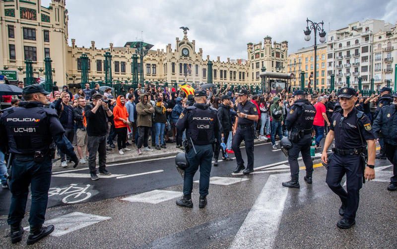 9 d'Octubre: Tensión en las manifestaciones en el centro de València