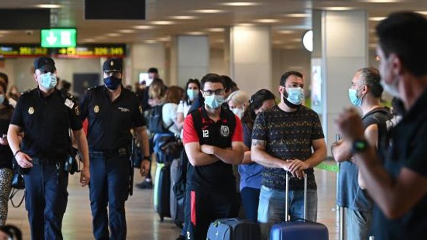 La Policía refuerza el control en aeropuertos por la salida de migrantes desde Canarias