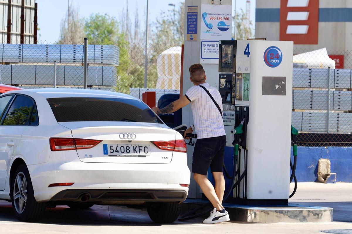 Un hombre llena el depósito de su coche, en una imagen de archivo.