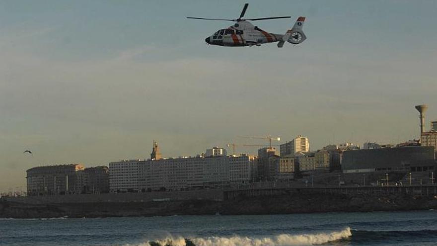 Un helicóptero de Salvamento Marítimo durante una operación de rastreo en A Coruña. / fran martínez