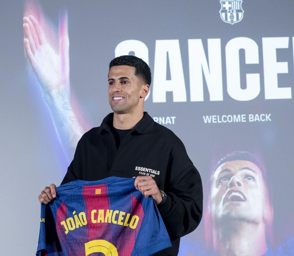 Cancelo firma pel Barça després d’unes hores de suspens per la burocràcia