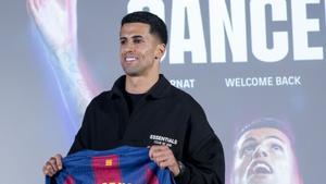 Cancelo firma pel Barça després d’unes hores de suspens per la burocràcia