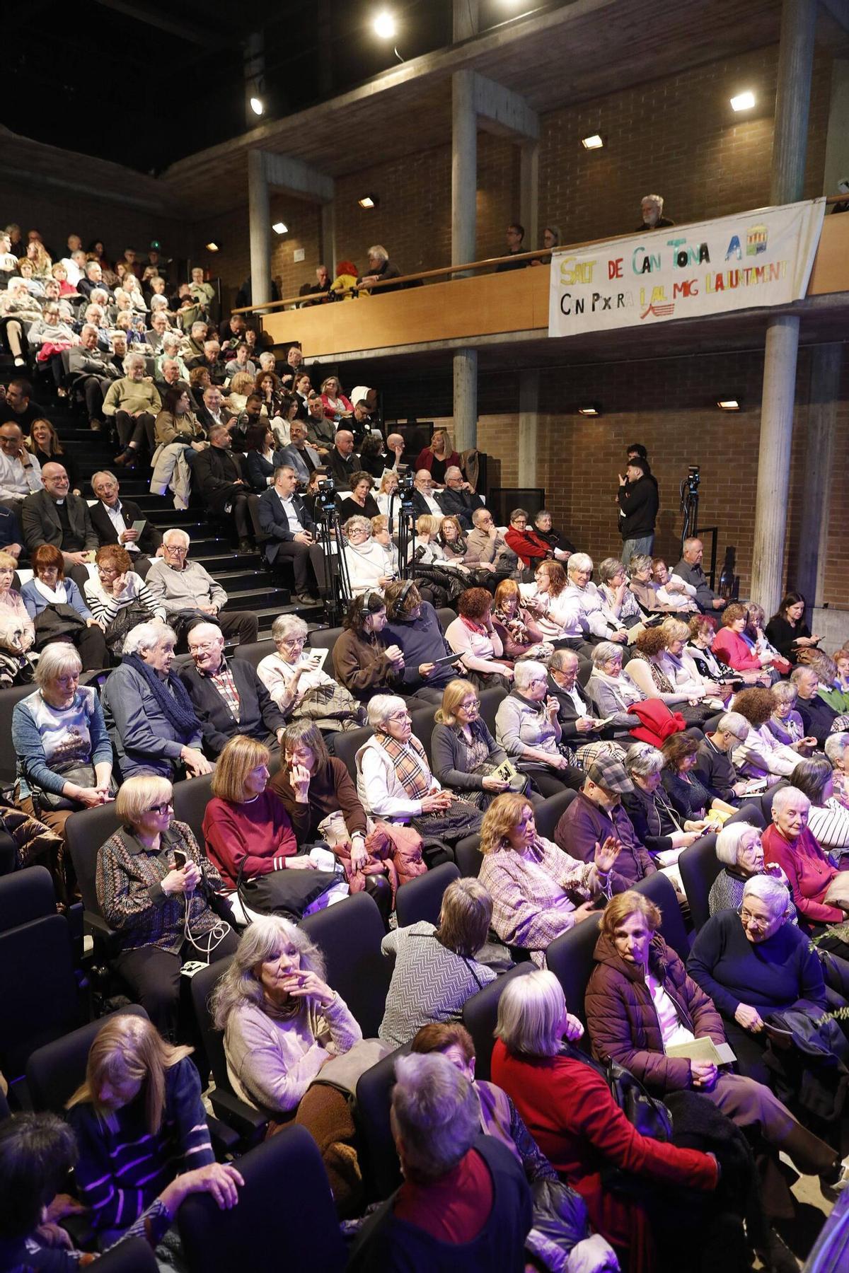 Salt. Teatre. Entrega del Premi Tres de Març a Felix Mussoll (rector de la parroquia de Sant Cugat).