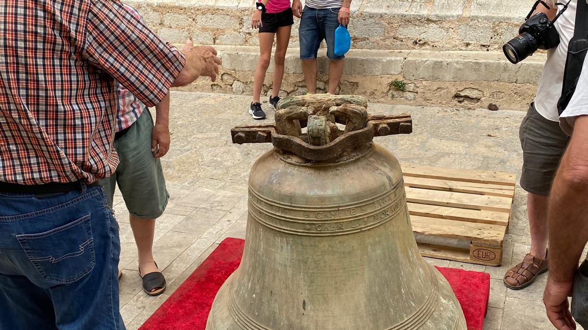 La campana desmontada en Binissalem.