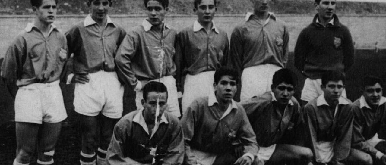 4. En Vitoria, con el equipo juvenil Javier, en 1957 o 1958. Juan Manuel, segundo por la izquierda de pie. Agachados, Arámburu, segundo por la izquierda, que jugó en el Oviedo; Coque, cuarto, jugador en el Zaragoza y en el Mallorca, y Amador, quinto, de Pola de Lena, que jugó en el Lenense (&quot;un fuera de serie, un Iniesta, pero no siguió en el fútbol&quot;, comenta Juan Manuel).