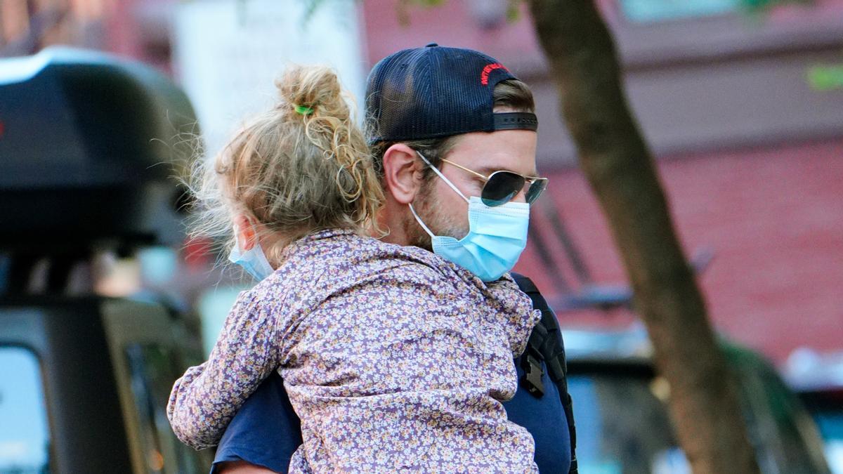 Bradley Cooper con su hija Lea en Nueva York