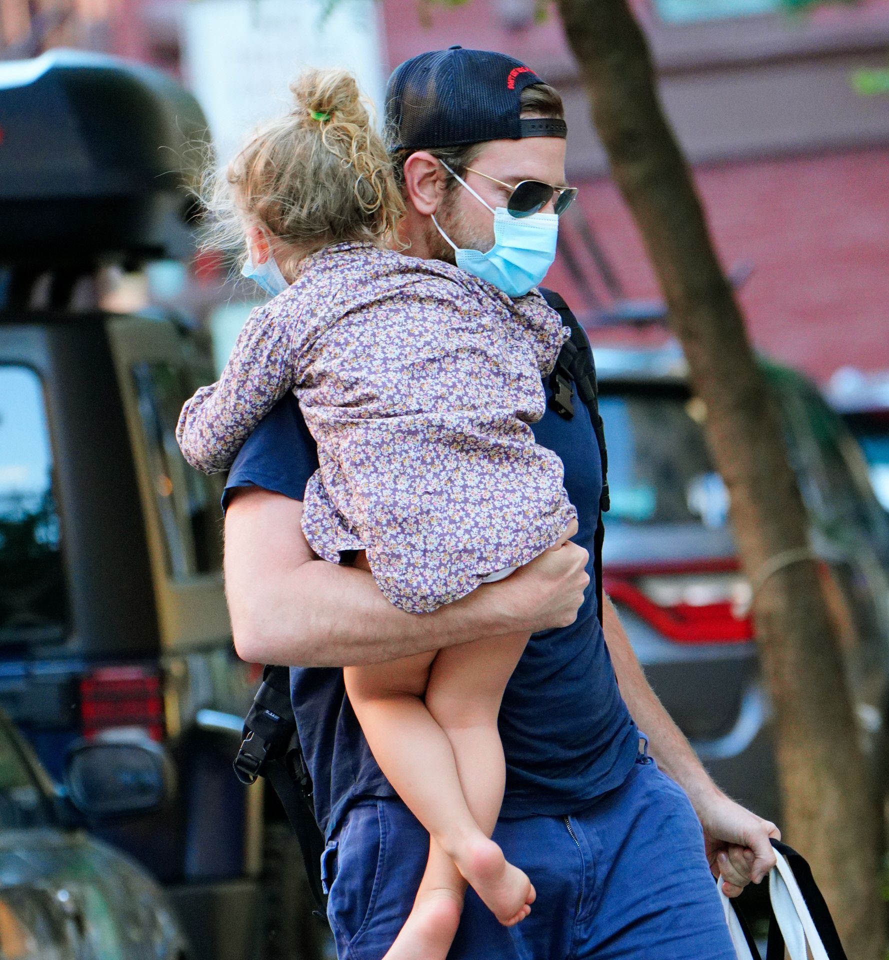Bradley Cooper con su hija Lea en Nueva York