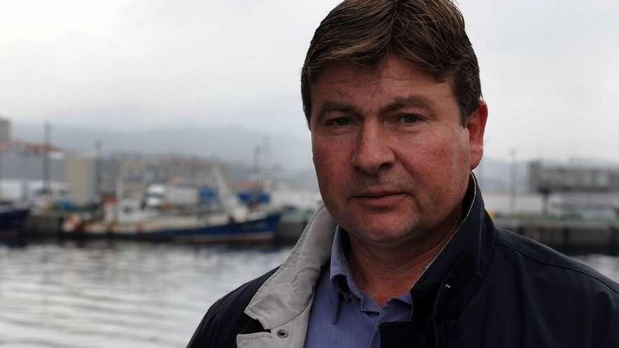 El nuevo presidente de la Federación Galega de Confrarías, José Antonio Pérez, en el puerto de Ribeira.