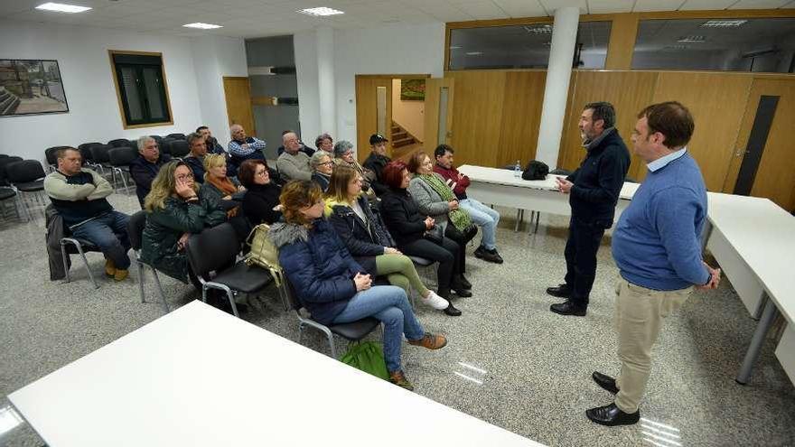 Los colectivos de Barro reunidos ayer en el salón de plenos con Abraldes y Sanmartín. // Gustavo Santos