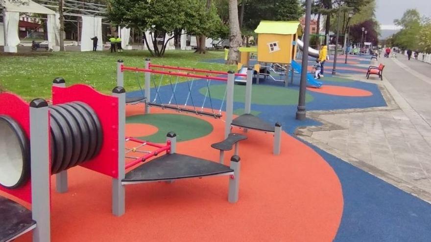 Nueva zona de juegos infantiles en el parque Dorado de Sama. | M. Á. G.