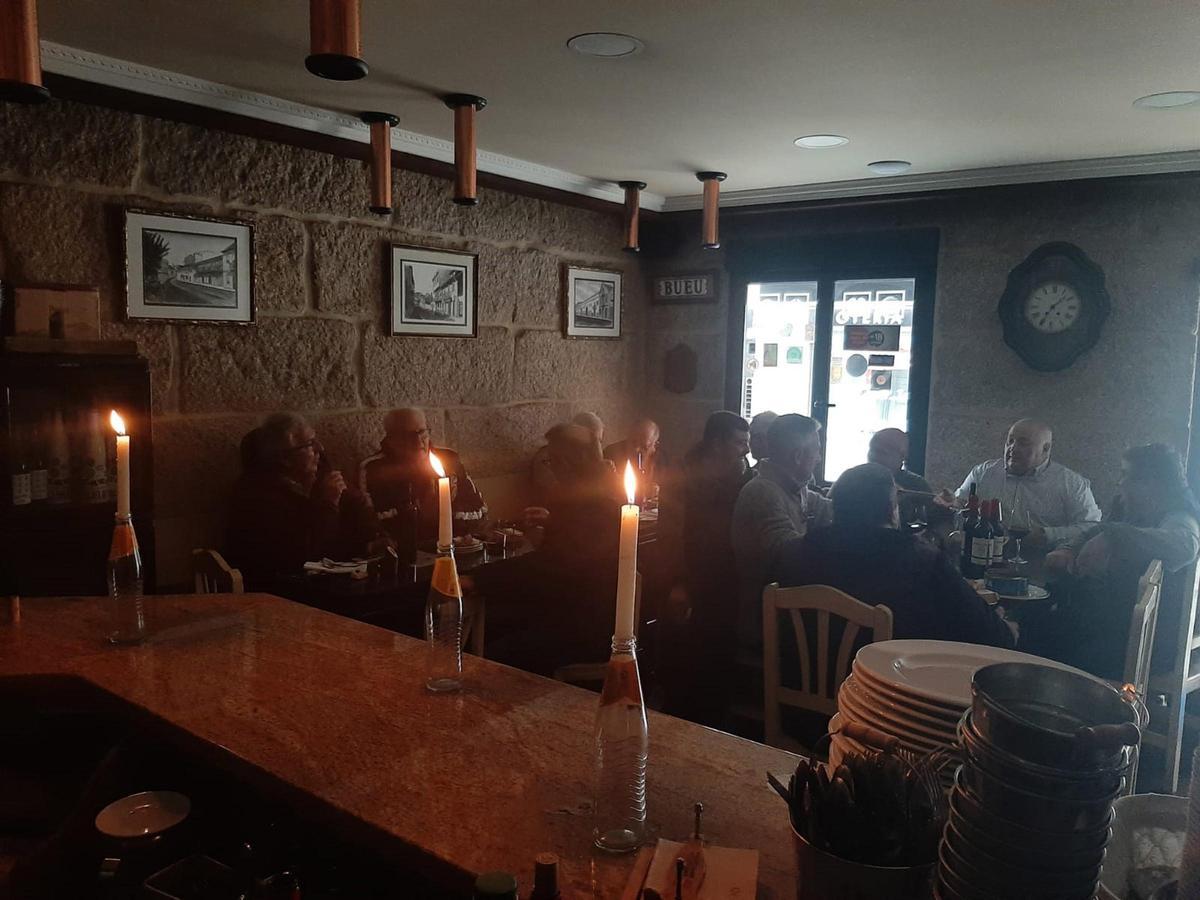 Una vista del interior de Casa Quintela, con varias velas en la barra.