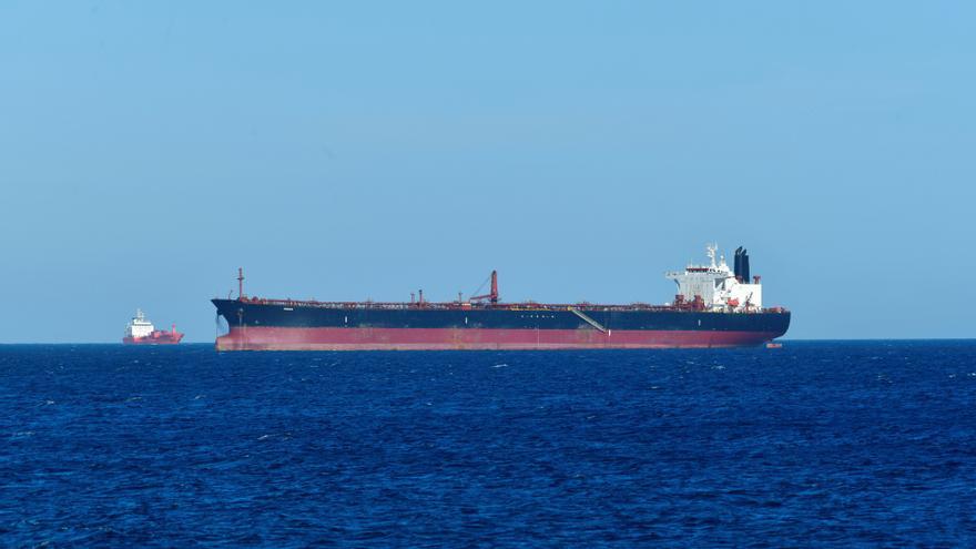 El buque Merope fondeado en la bahía de Ceuta después de haber realizado operaciones de trasvase de petróleo en aguas internacionales frente a las costas de Ceuta.