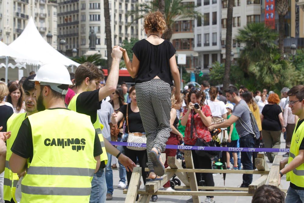 Jornada de ingeniería en la calle, en la plaza del Ayuntamiento de València.