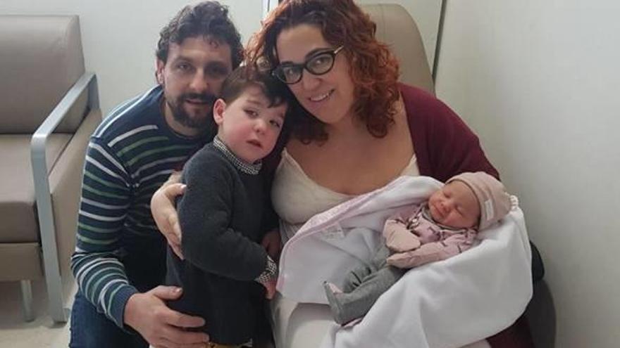 Altea, junto a sus padres y su hermano mayor, Ausiàs, poco después del feliz nacimiento.