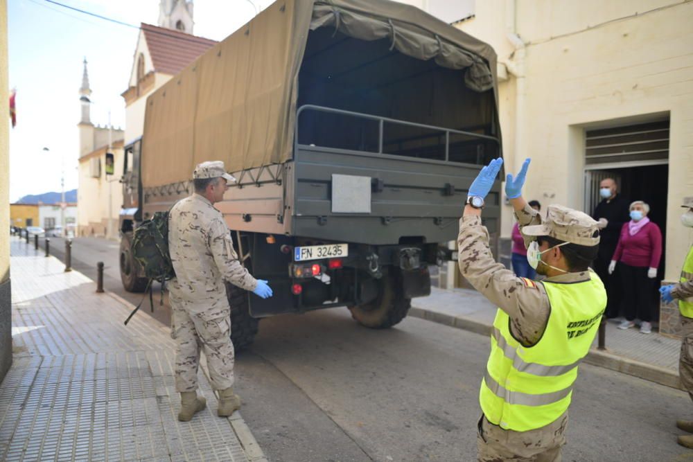 El Ejército entrega alimentos en el barrio Peral