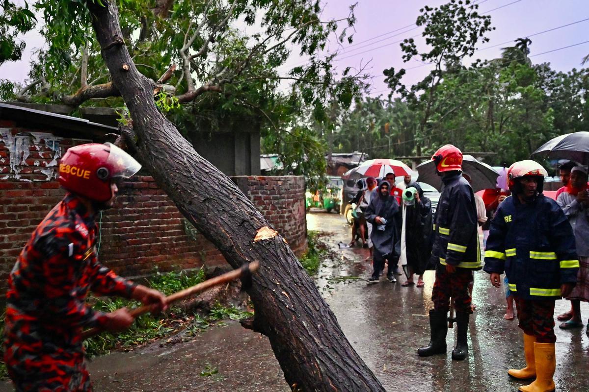 El ciclón Mocha arrasa las costas de Bangladés