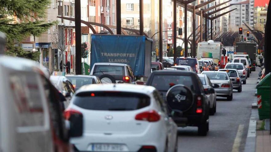 Atasco en la avenida de la Constitución.