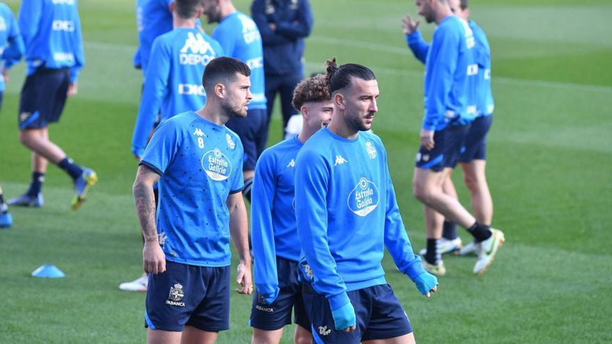 Olabe, Mario Soriano y Pablo Martínez, en un entrenamiento en Riazor. |  // VÍCTOR ECHAVE