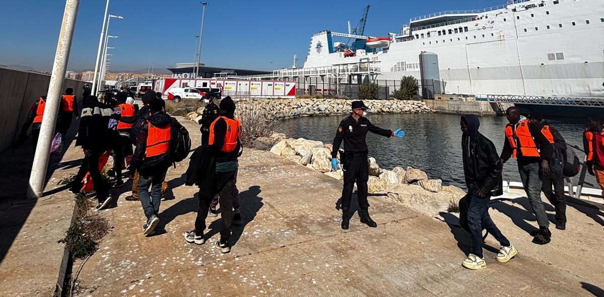 Llegada a Alicante de los migrantes rescatados en Benidorm.