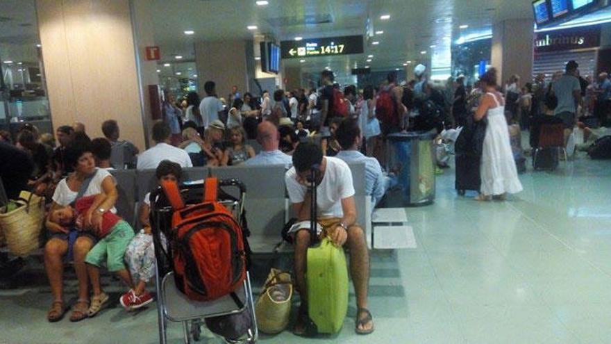 El vuelo de Asturias-Ibiza aterriza con 17 horas de retraso