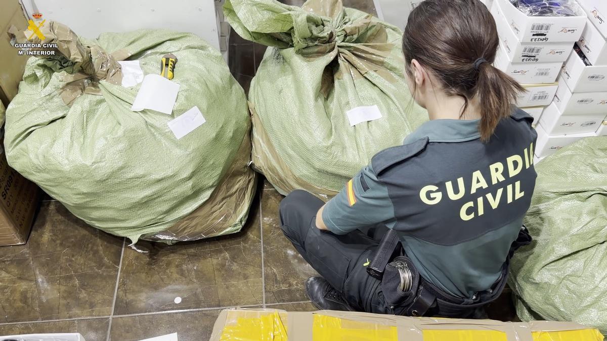 Cop al 'top manta' d'ulleres de sol: requisades a Badalona 40.600 lents falses valorades en 1,3 milions d'euros