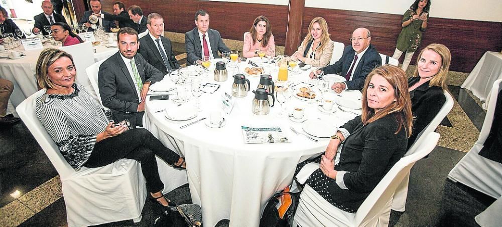 La directora de la Unidad de Comunicación de la Universidad de Alicante, María Martín; el decano de la Facultad de Ciencias Económicas y Empresariales, Raúl Ruiz; el vicerrector de Relaciones Internacionales, Juan Llopis; el decano de la Facultad de Derecho, Pedro Femenía; la vicerrectora de Planificación Económica, Mónica Martí; la secretaria del consejo social de la Universidad, Aránzazu Calzada; el vocal del consejo social de la UA, Francisco Martín Irles; la gerente del Parque Científico de la UA, Olga Francés; y la asesora Cristina Esteban.