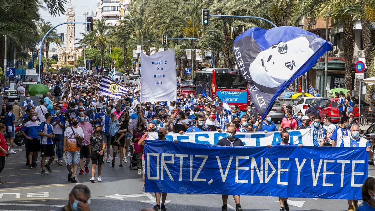 La afición del Hércules protesta por la mala situación del club