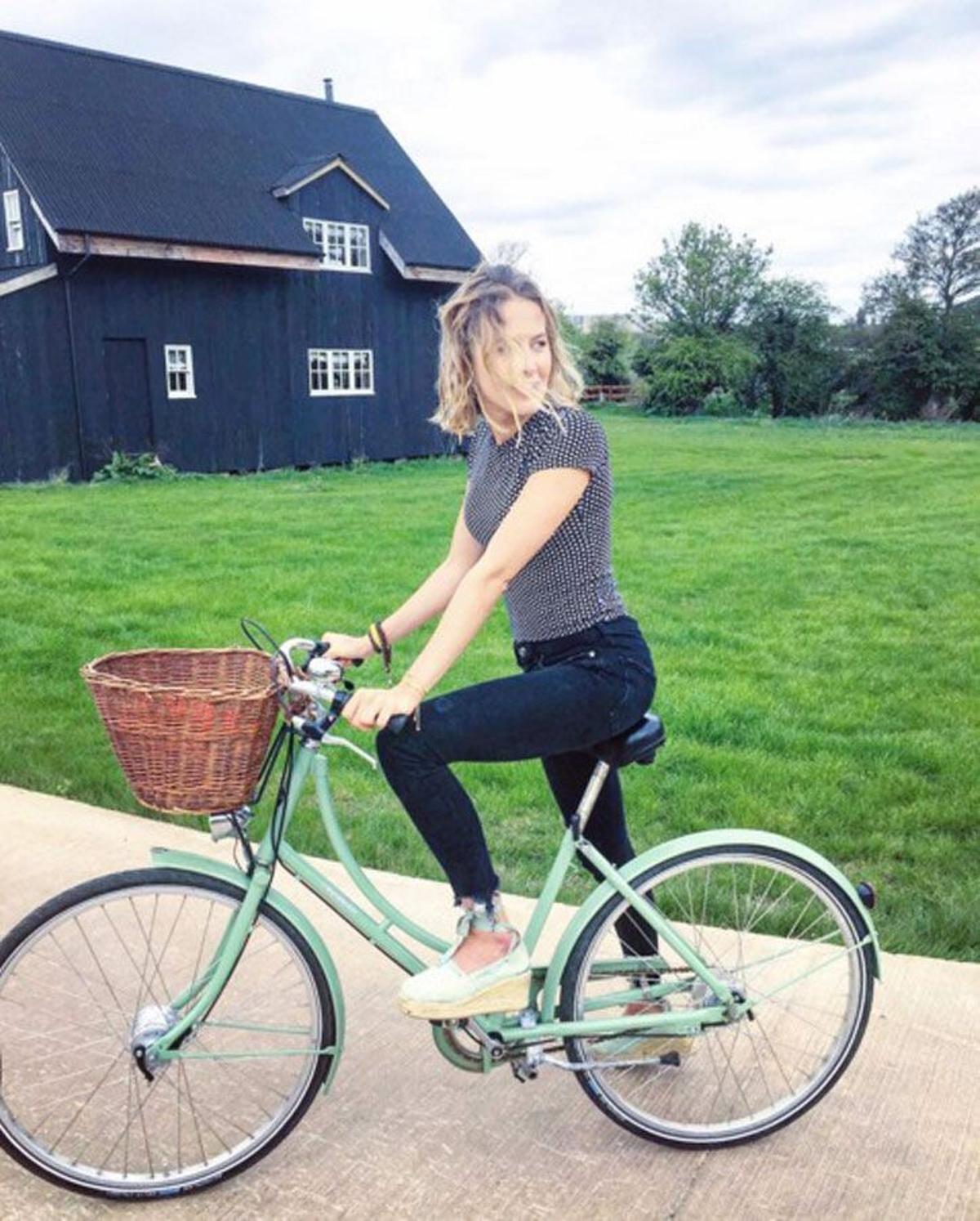 La chef Tess Ward paseando en bicicleta
