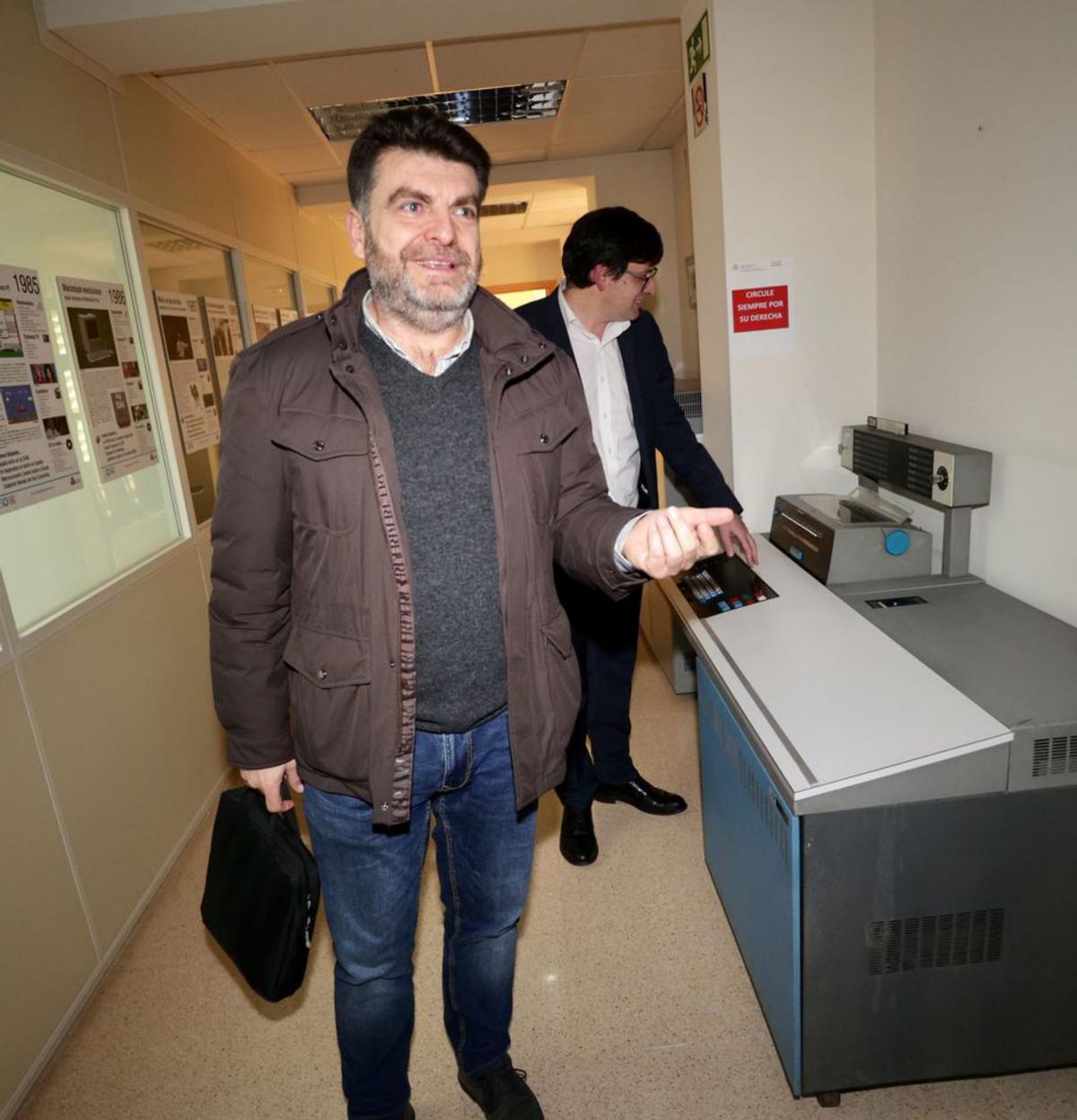 Benjamín López y Jesús Daniel Salas, con el primer ordenador de la Escuela, el IBM 1130. | Irma Collín