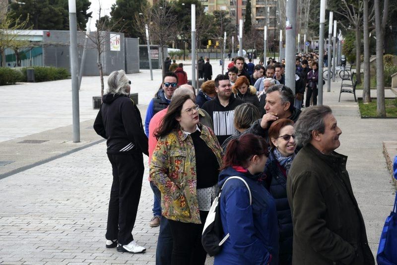 Largas colas para adquirir entradas para el derbi aragonés