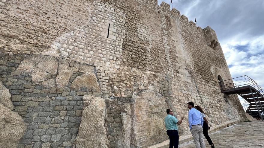 Petrer finaliza las obras de reparación de las grietas de la muralla del Castillo