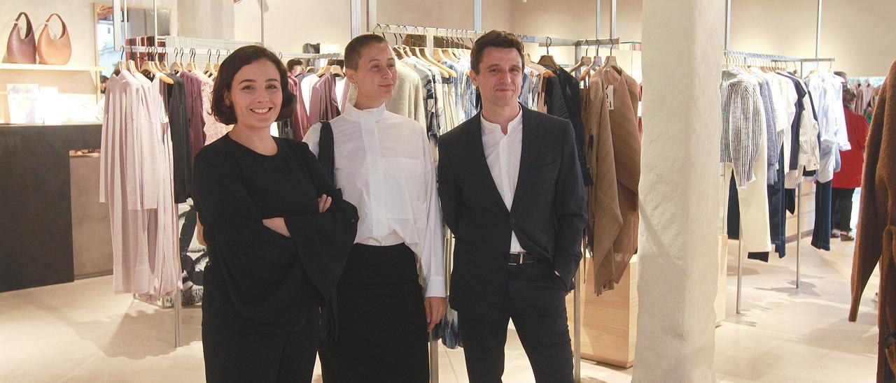 Adriana Domínguez, junto a su hermana Tiziana, directora creativa, y Antonio Puente, consejero delegado, en la nueva tienda de Ourense. // Iñaki Osorio
