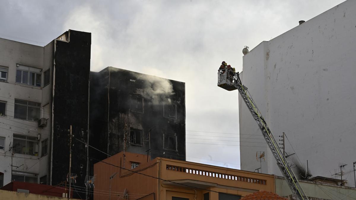 Imagen del reciente incendio en una finca de Castelló, que también comenzó en el patio interior del bloque, en el edificio Luropa, el pasado abril y que se extendió por la fachada por los materiales inflamables.