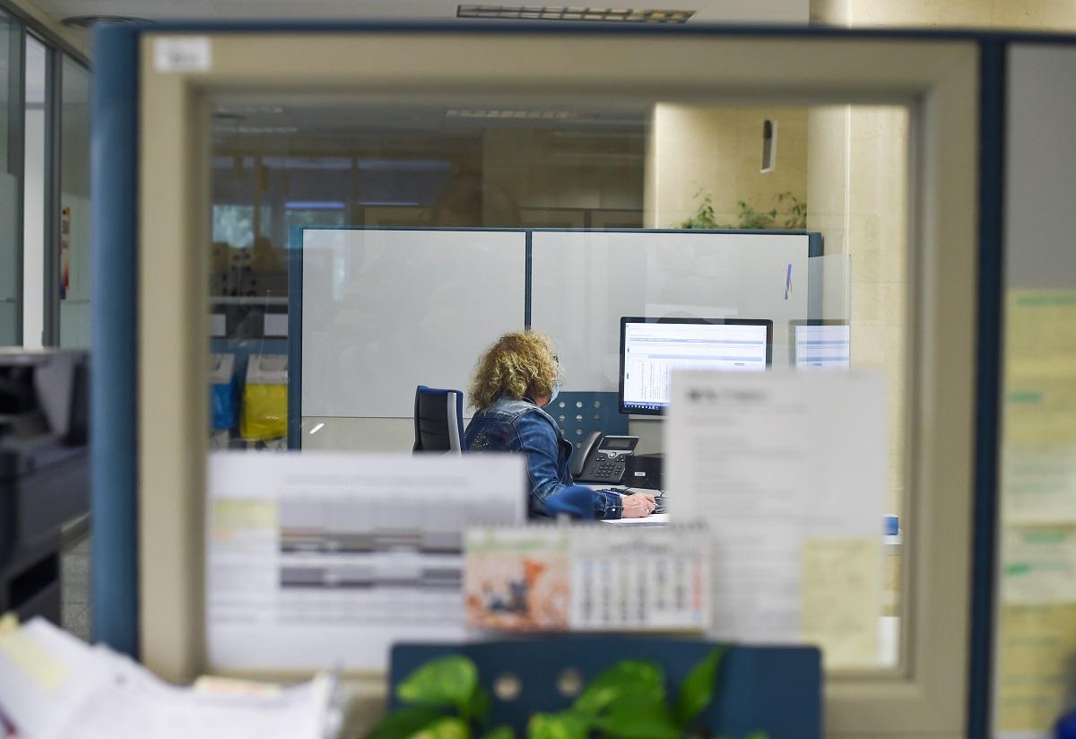 Una trabajadora el sector público, en una oficina.