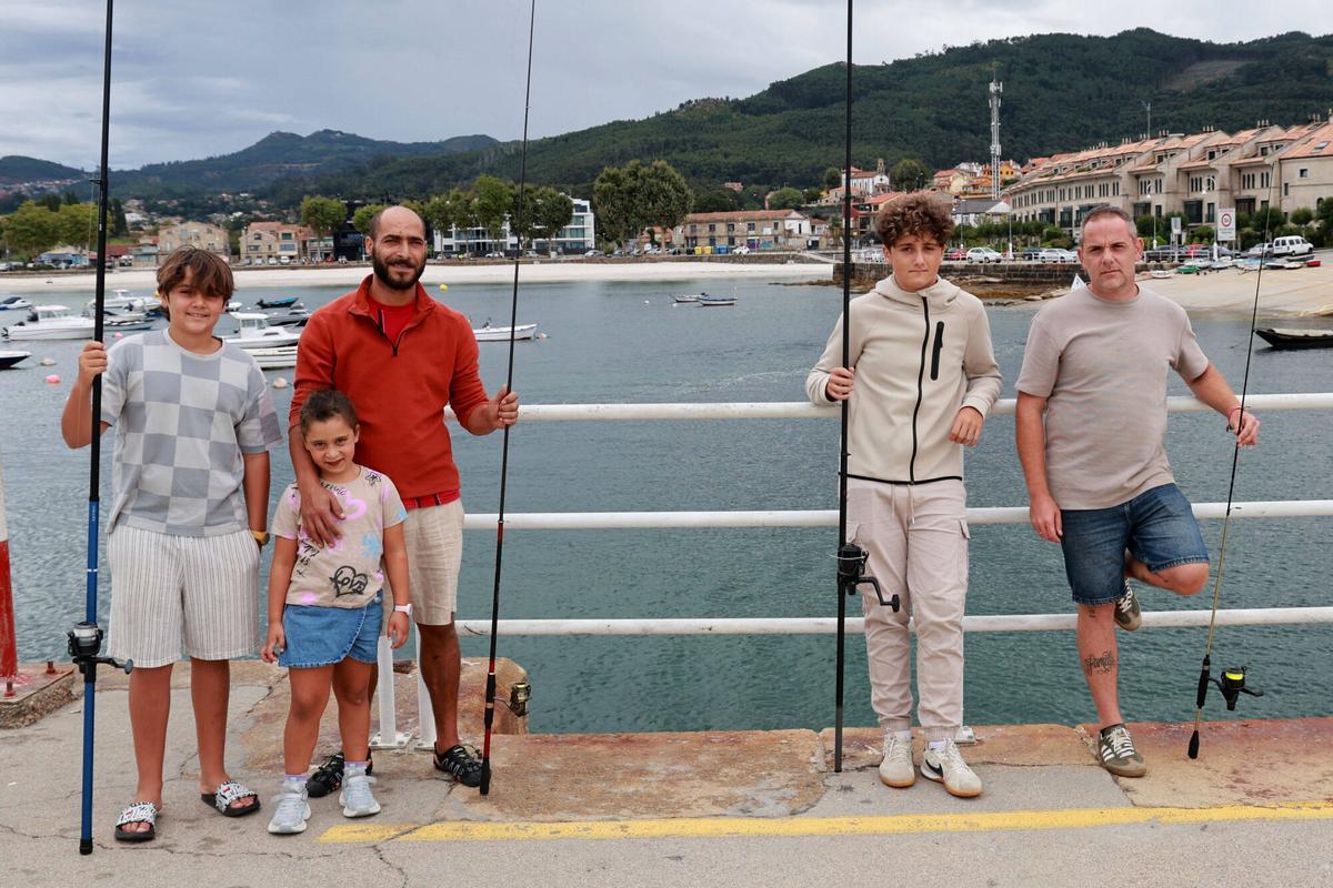 A la derecha, Brais Viñas y su hijo Diego, este miércoles junto a otro pescador deportivo y sus pequeños en Vigo.