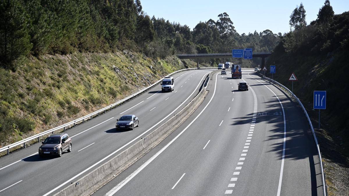 Vehículos circulando por un tramo de la AP-9 entre Pontevedra y Santiago a la altura de Barro, donde ocurrió el accidente