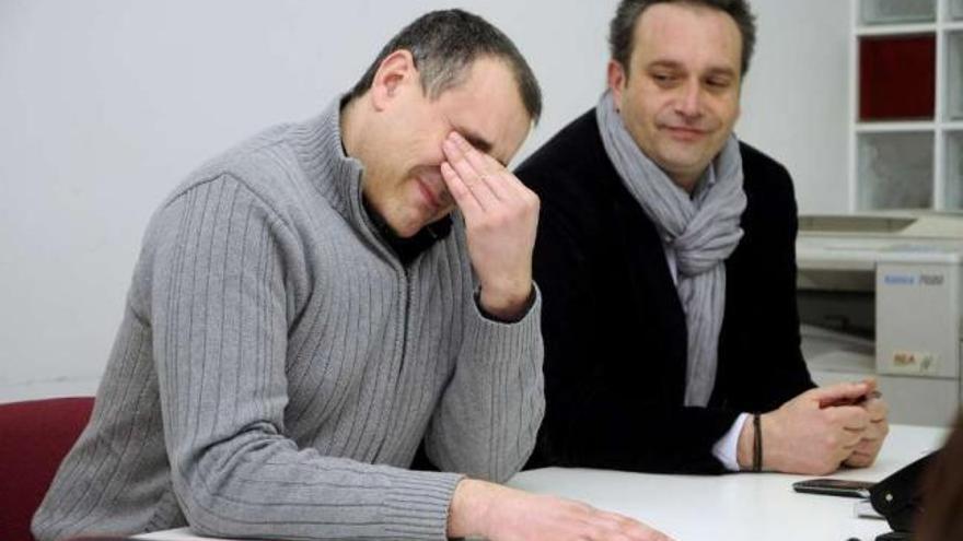 Javier Castelo, emocionado ayer en la sede de UGT, junto a Pablo García.  // Bernabé/Javier Lalín