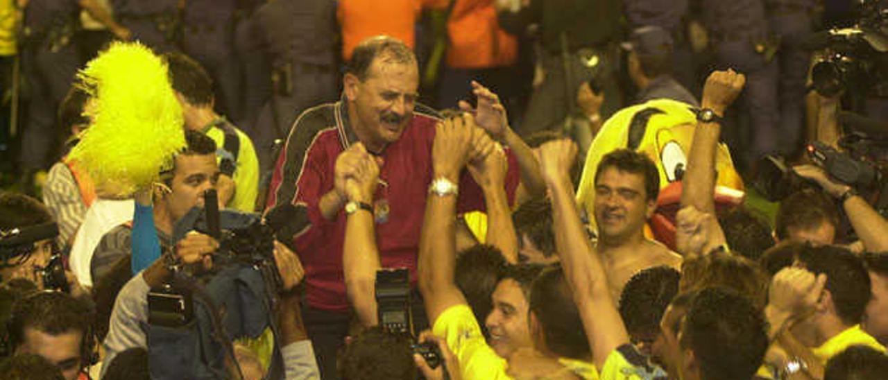 Sergio Kresic, en el momento de ser manteado tras el ascenso a Primera División de la UD Las Palmas en la temporada 1999 / 2000.