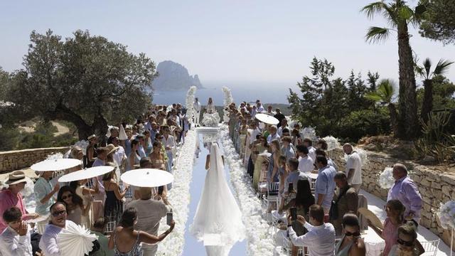 Impresionante montaje del altar y la ubicación de los 150 invitados de distintas nacionalidades que acudieron al evento. | ALERA  EVENTS