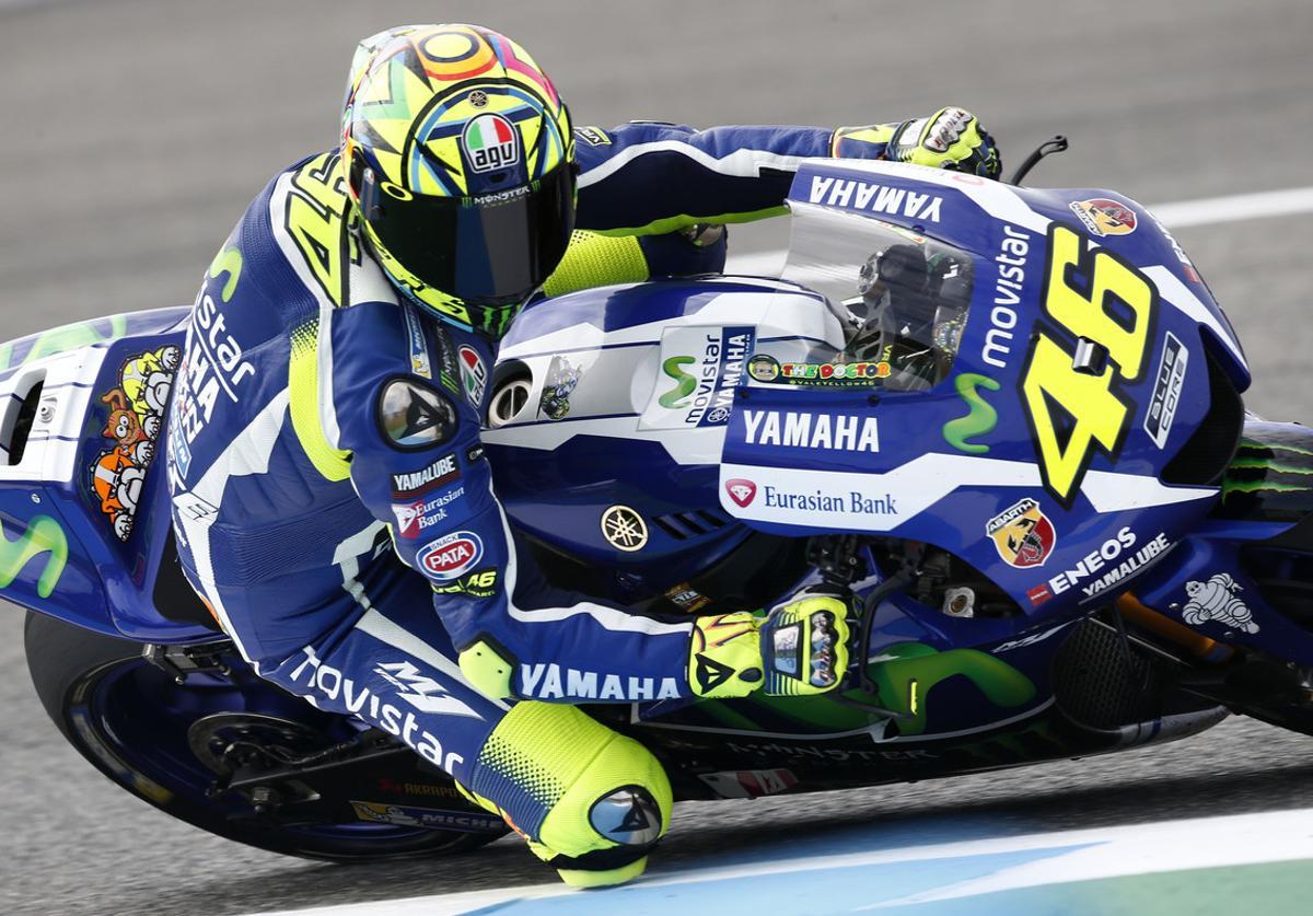 GRA437. JEREZ (CÁDIZ), 22/04/2016. El piloto italiano de MotoGP Valentino Rossi (Movistar Yamaha Motogp) , durante la primera tanda de entrenamientos libres del Gran Premio de España de Motociclismo que se disputa el próximo domingo en el circuito de Jerez. EFE/ Román Ríos