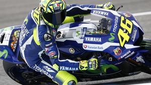 GRA437. JEREZ (CÁDIZ), 22/04/2016. El piloto italiano de MotoGP Valentino Rossi (Movistar Yamaha Motogp) , durante la primera tanda de entrenamientos libres del Gran Premio de España de Motociclismo que se disputa el próximo domingo en el circuito de Jerez. EFE/ Román Ríos