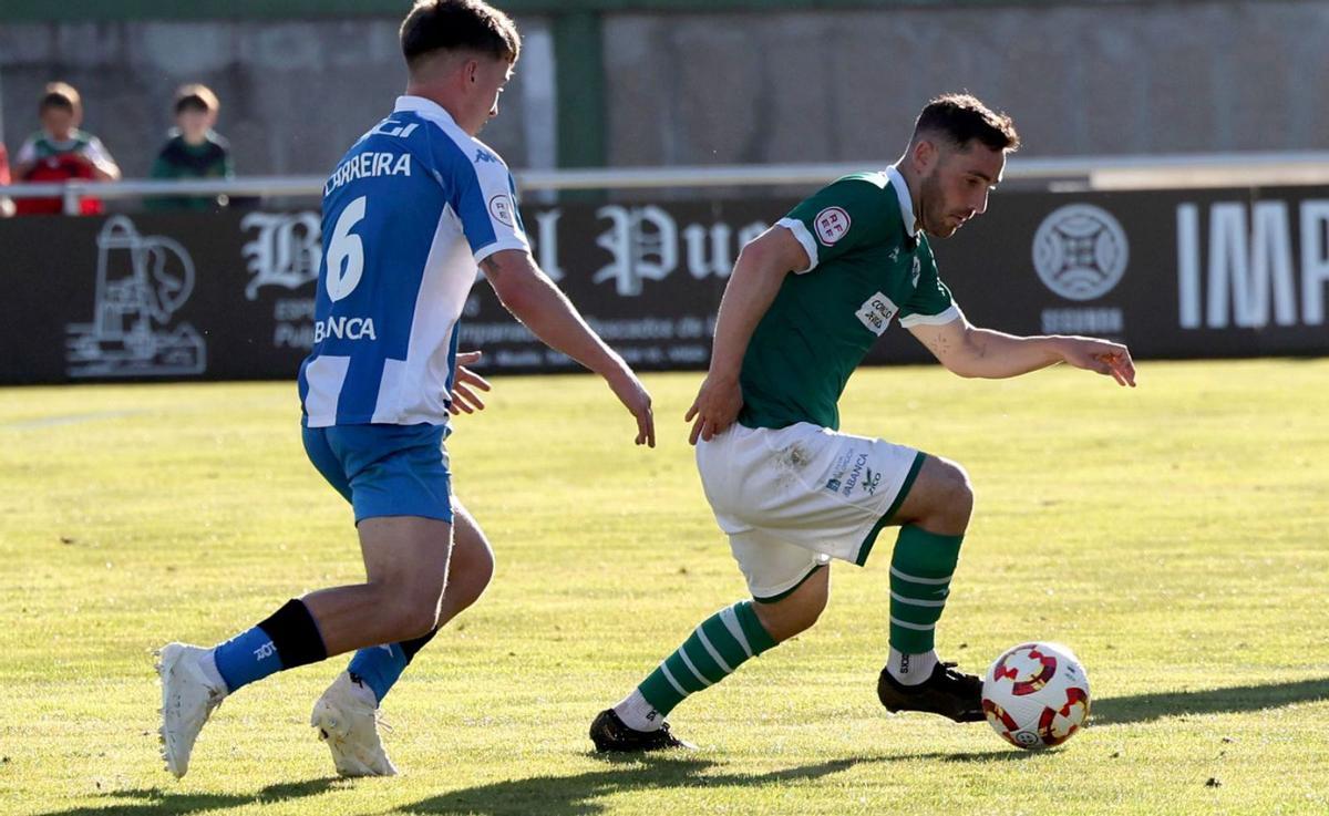 Carreria, del Deportivo Fabril, persigue a David Añón, del Coruxo. |  José Lores