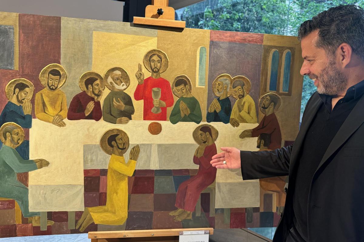 Esdras Domènech, hijo del pintor, junto al cuadro recién donado a la Diputación de Barcelona.