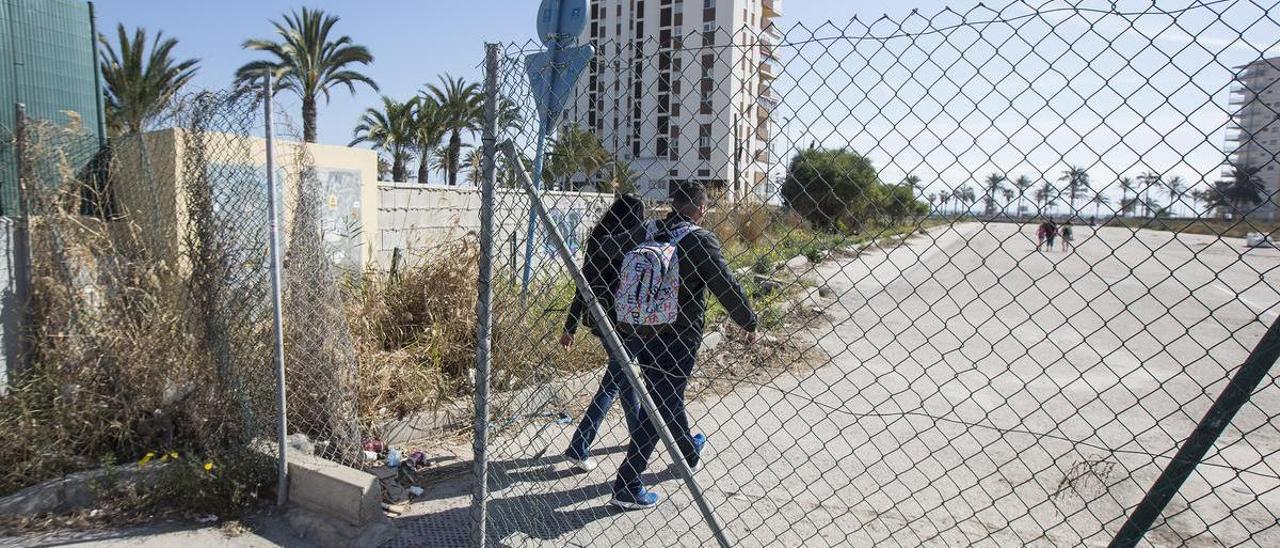 Los vecinos acceden a la playa a través de una parcela privada por la falta de viales públicos directos