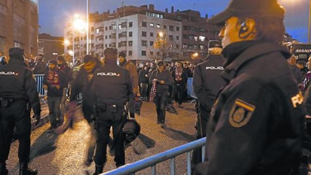 Agentes de la Policía Nacional vigilan ayer los accesos al estadio Vicente Calderón, en Madrid.