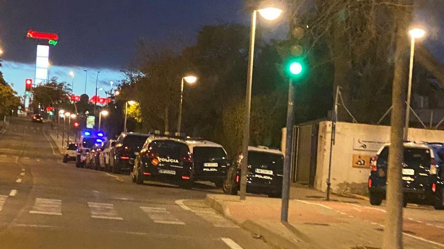 Despliegue de coches de la Policía en la avenida donde está la casa de citas.