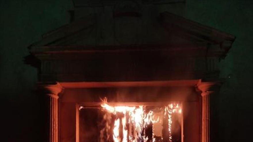 Queman de madrugada la puerta del convento de San Juan de Dios