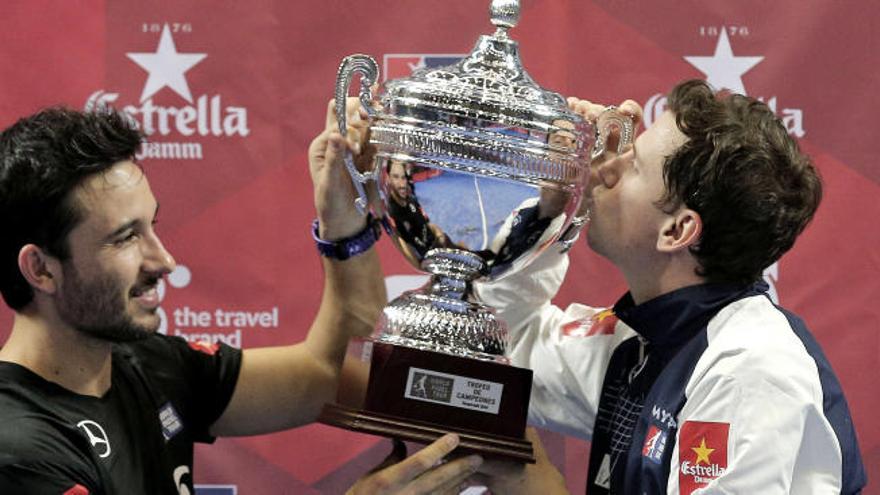 Gutiérrez y Navarro besan el trofeo logrado en Valencia.